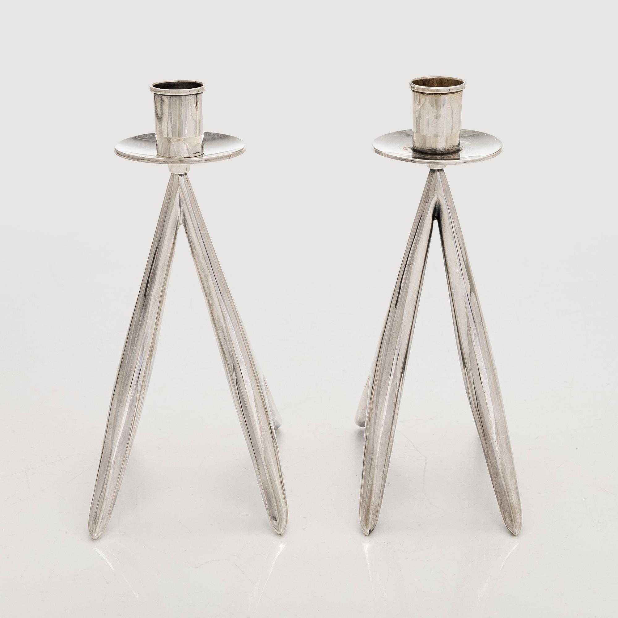 Anna-Greta Eker, kynttilänjalkapari, hopeaa, Auran Kultaseppä Oy, Turku, 1964-1972.