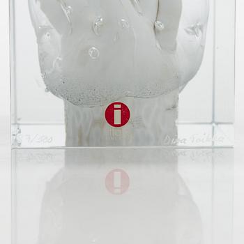 Oiva Toikka, lasikuutio, signeerattu Oiva Toikka Nuutajärvi 1995, 87/500.