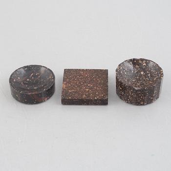 Two porhyry salts and one specimen, Älvdalen, Sweden, 19th century.