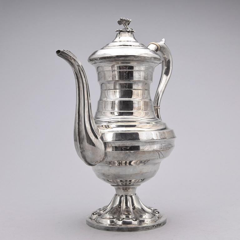 KAFFEKANNA, silver, Carl Nyström Stockholm 1850. Total vikt ca 950 gram.