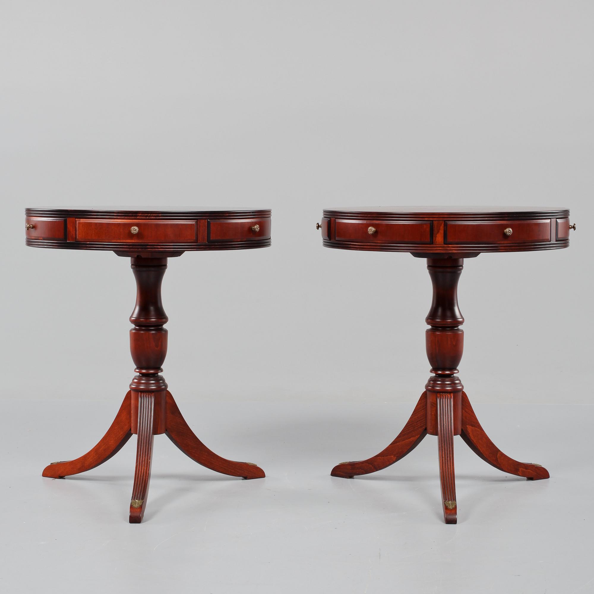 DRUMTABLE, ett par, engelsk stil, 1900-talets fjärde kvartal.