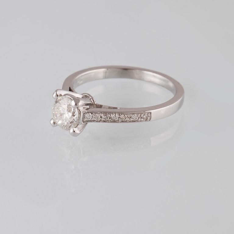 RING, 18K vitguld med briljantslipad diamant 0.97 ct samt mindre diamanter 0.16 ct. Vikt 4,1 gram.