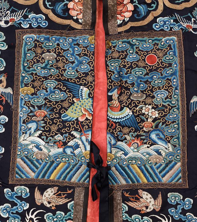 WAISTCOAT, silk. Height 105 cm. China around 1900, late Qing.