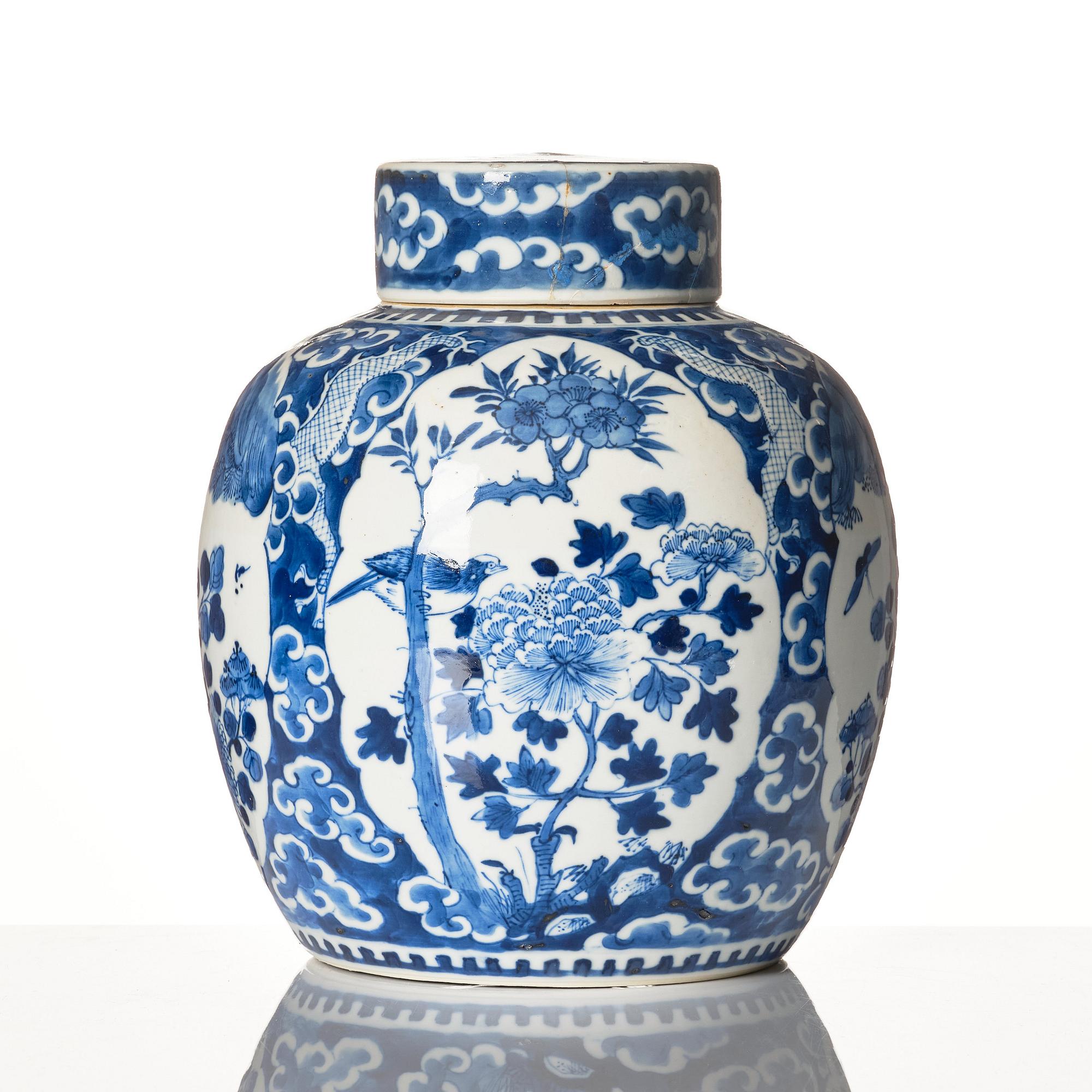 A blue and white jar with cover, Qing dynasty, 19th Century.