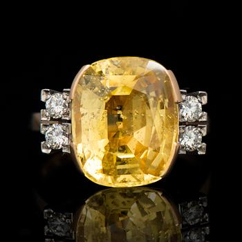 A RING, facetted yellow sapphire, brilliant cut diamonds, 18K gold. A. Tillander 1962.