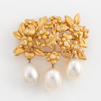 An 18K gold Ole Lynggaard brooch set with cultured pearls.