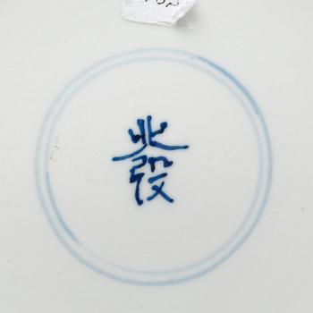 A blue and white deep dish, Qing dynasty, Kangxi (1662-1722).