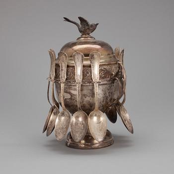 UPPSATSSKÅL, 12 st SKEDAR. Stämplat "Extra coin silver plate". England, sekelskiftet 1800/1900.