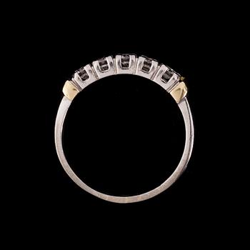 ALLIANSRING, 14K vitguld med 5 st briljantslipade diamanter, totalt 0,75 ct enligt gravyr. Vikt 5,9 g.