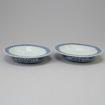 A pair of Chinese blue and white narcissus bowls. Qing dynasty, 19th century.