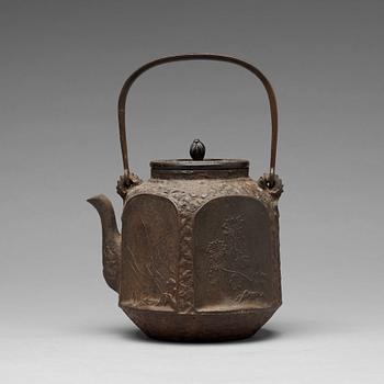 736. A cast-iron teapot with cover, Japan, Meiji (1868-1912).