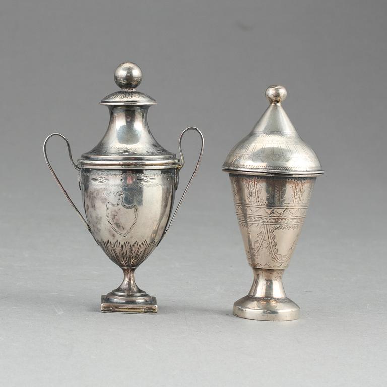 LUKTDOSOR, 2 st, silver, 1800-tal. Ca 69,5 gram.