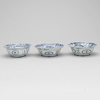 BÄRTALLRIKAR, 3 st. Porslin. Ming dynastin, Wanli (1572-1620).