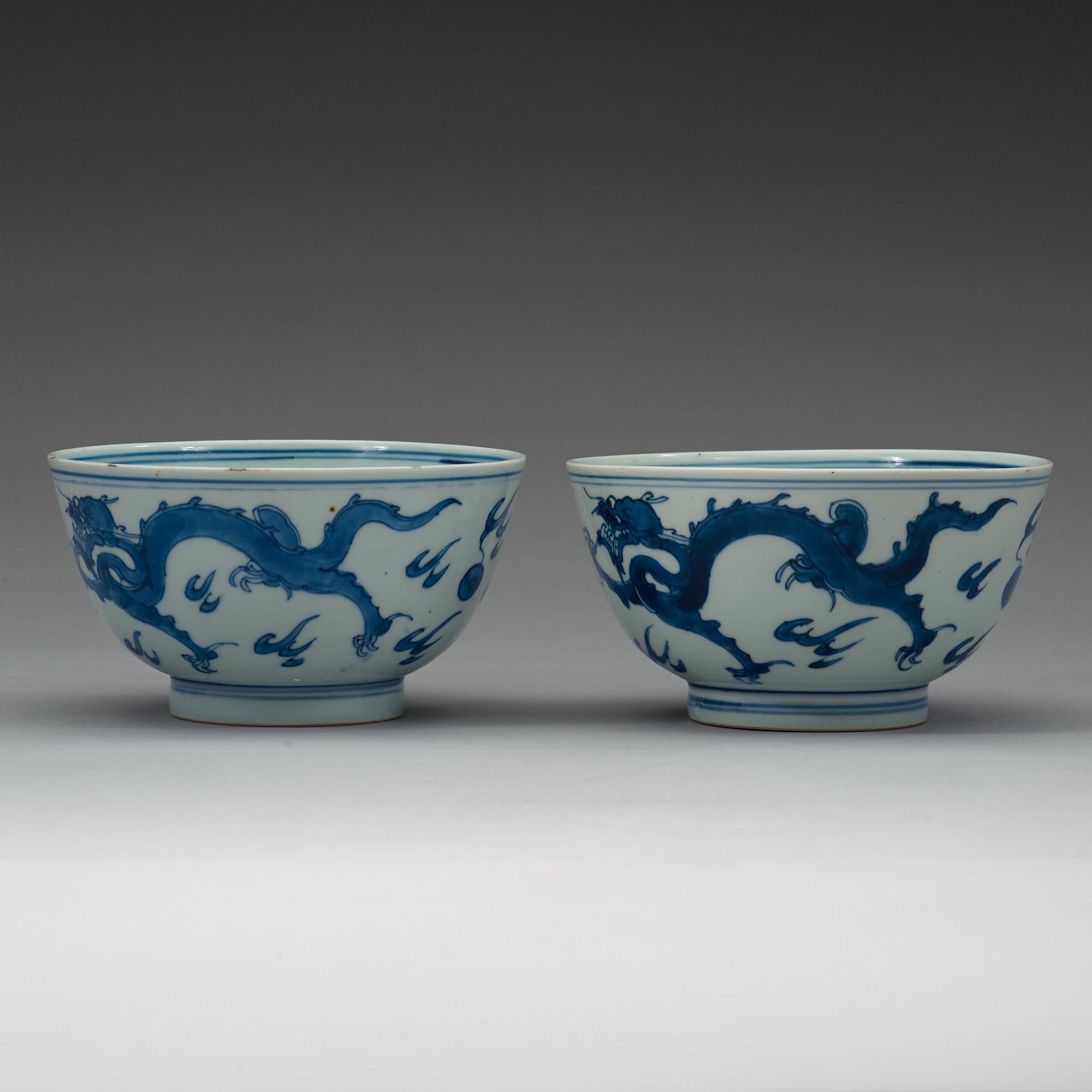 A pair of blue and white dragon bowls, Qing dynasty, Kangxi (1662-1722).
