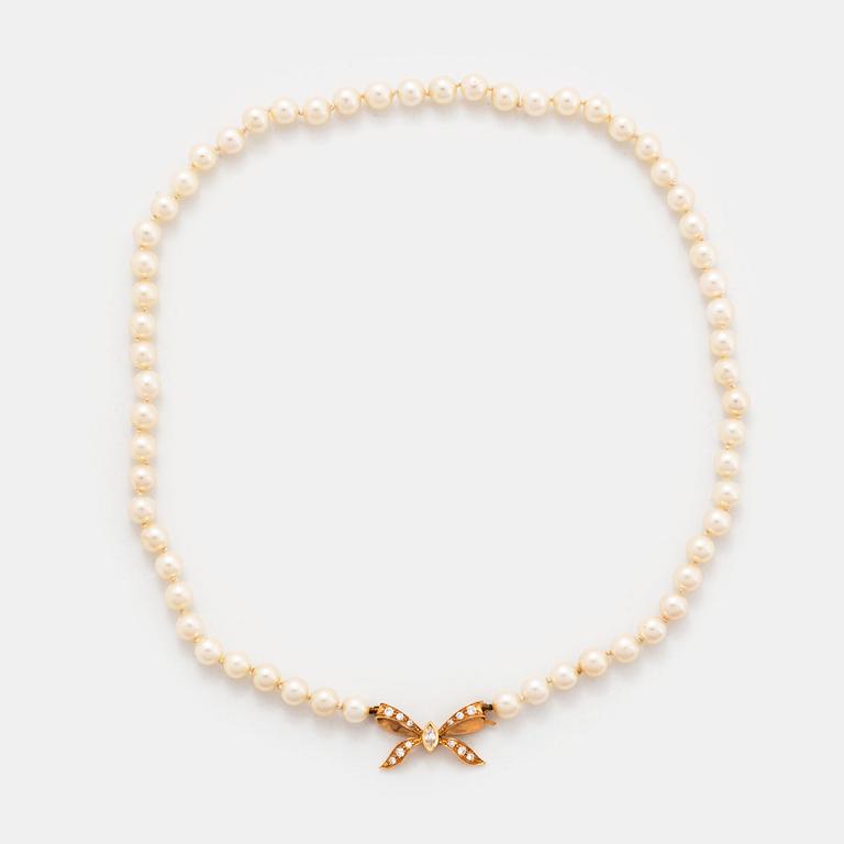 Collier odlade pärlor med rosettformat lås 18K guld med runda briljantslipade diamanter.