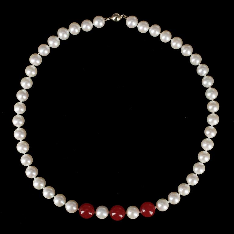 COLLIER, odlade South sea-pärlor och färgad calcedon, lås av 14k guld.