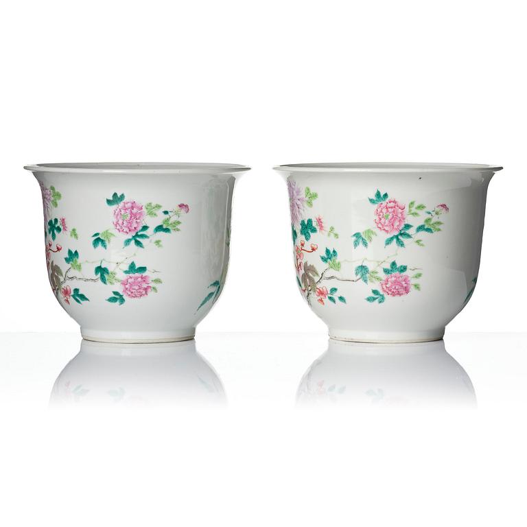 A pair of famille rose flower pots, late Qing dynasty/Republic.