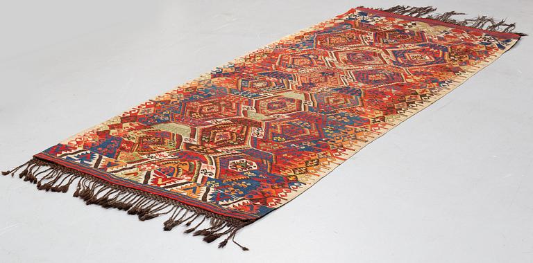 Matto, antique/semi-antique Anatolian kilim, ca 292-301 x 125-135 cm.