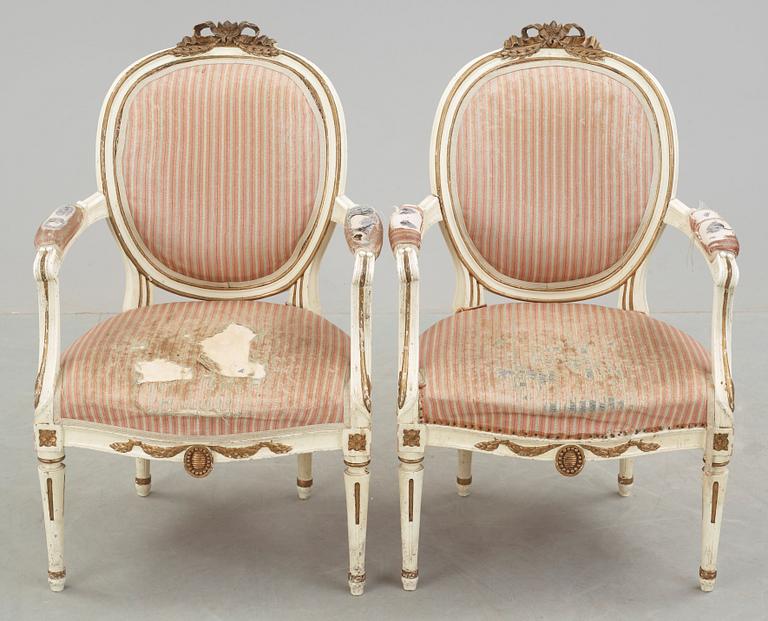 KARMSTOLAR, ett par, gustaviansk stil, 1900-talets första hälft.