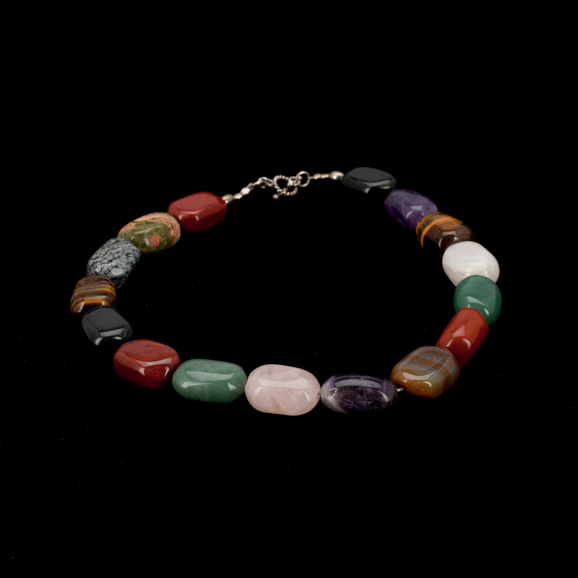 HALSBAND, med olikfärgade stora stenar, nyproduktion.