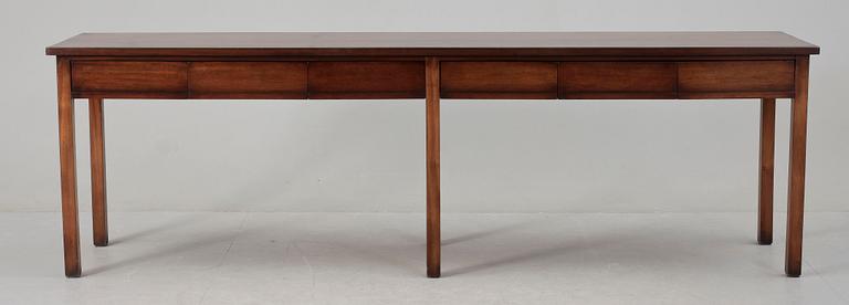 SIDEBOARD, Engelsk stil, 1900-talets andra hälft.