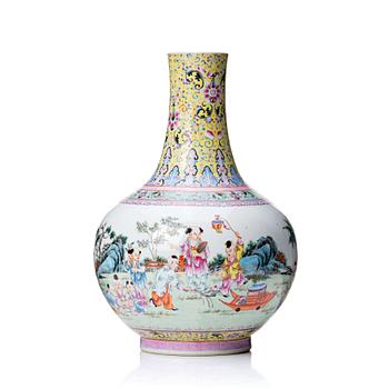 1037. A Chinese vase, Republic with Qianlong mark.