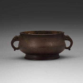 A bronze censer, Qing dynasty, circa 1900.