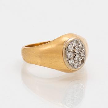 Ring 18K gold w brilliant-cut diamonds approx 0.15 ct in total, 1 diamond is missing, size 49.