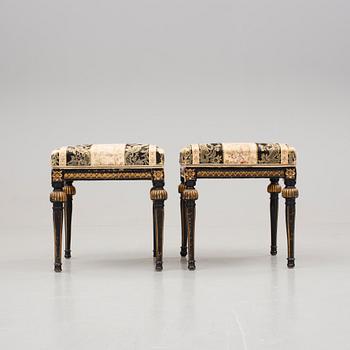 TABURETTER, ett par, sengustavianska.Omkring år 1800.
