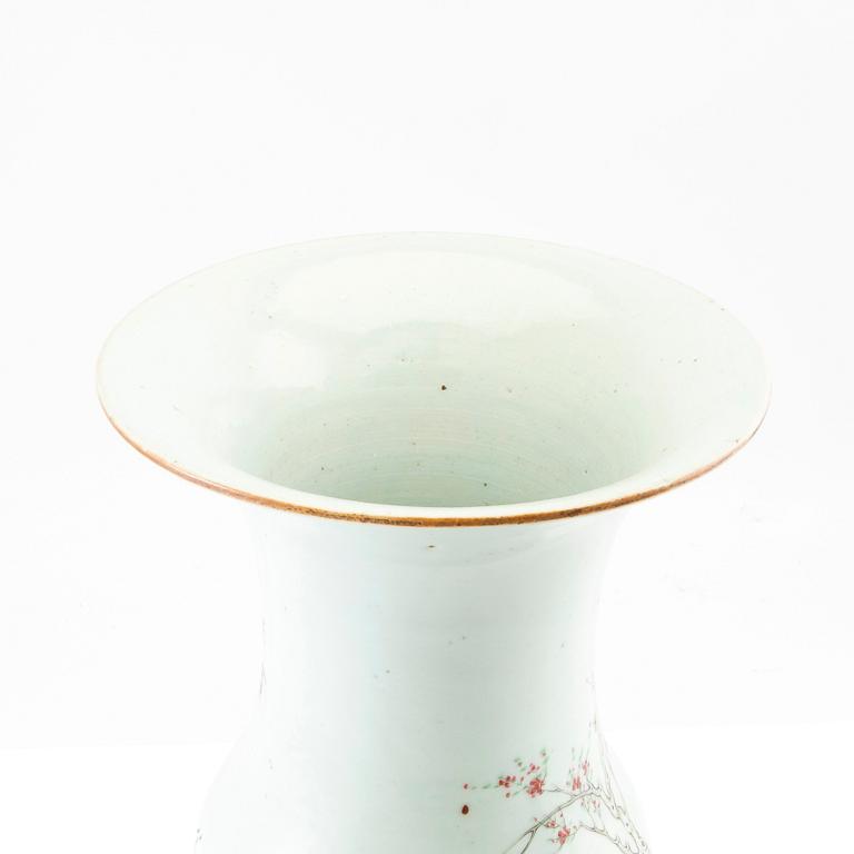 A Chinese vase, 20th century.