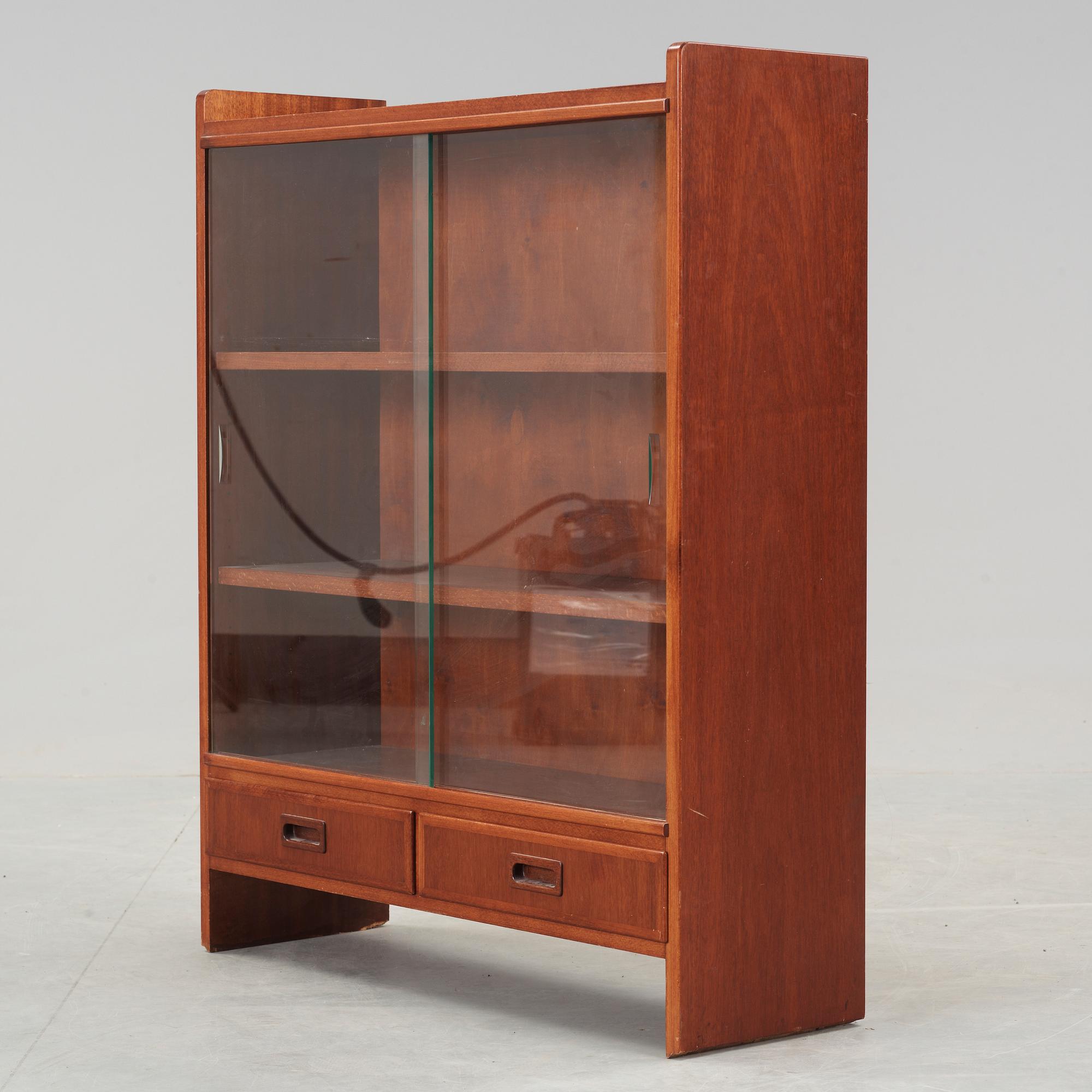 SKÅP MED VITRIN, 1900-talets andra hälft.