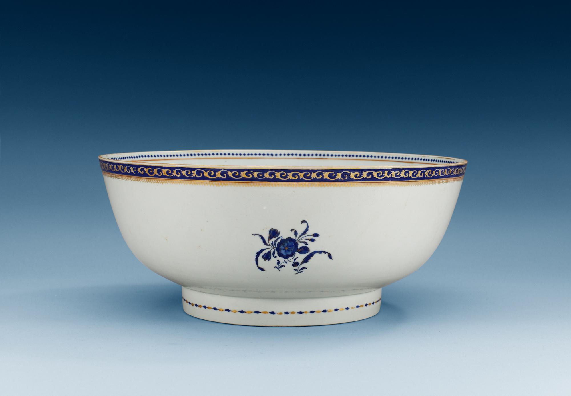 An enamelled punch bowl, Qing dynasty, Jiaqing (1796-1820).