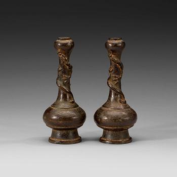 455. VASER, ett par, brons. Mingdynastin (1368-1644).