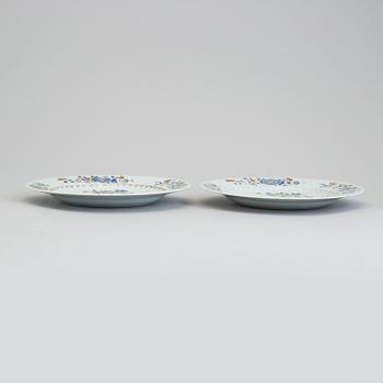 A pair of imari export porcelain plates, Qing dynasty, Qianlong (1736-95).