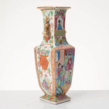 A famille rose Canton vase, Qing dynasty, 19th century.