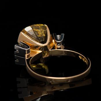A RING, facetted yellow sapphire, brilliant cut diamonds, 18K gold. A. Tillander 1962.