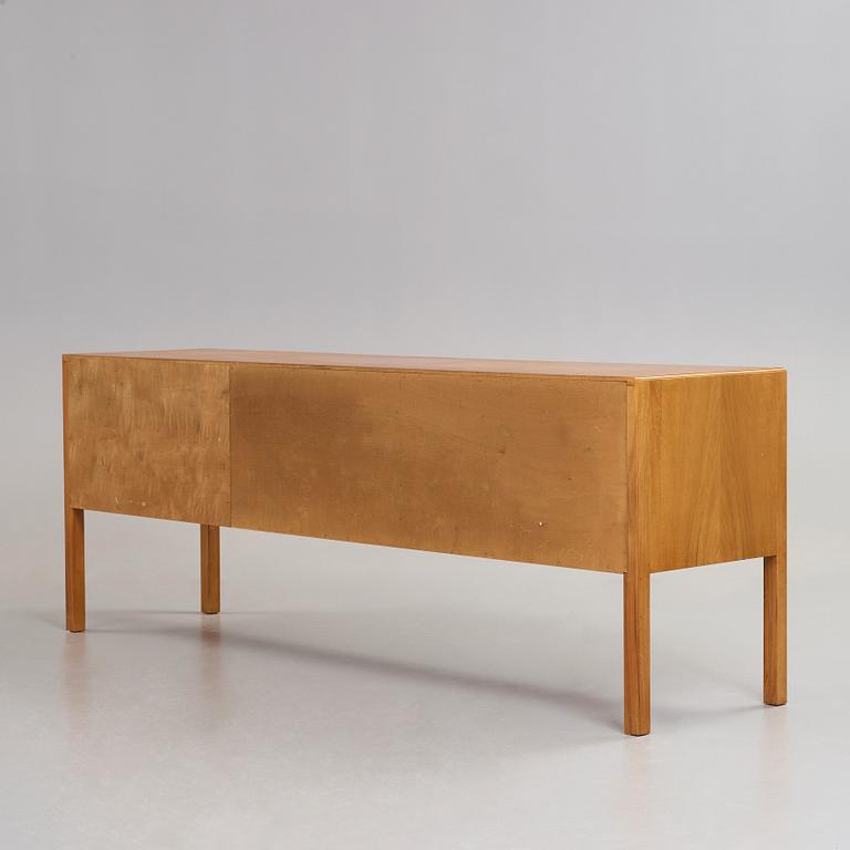 Josef Frank, sideboard, modell 1015, Firma Svenskt Tenn, före 1985.