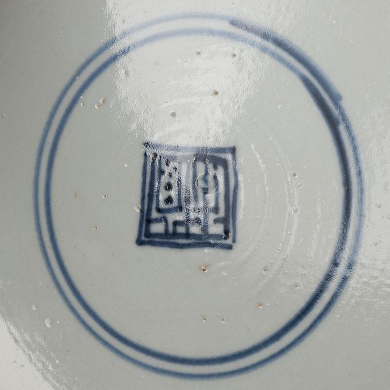 Two pairs of Chinese export porcelain plates, Qing dynasty, first half of the 18th century including  Yongzheng.