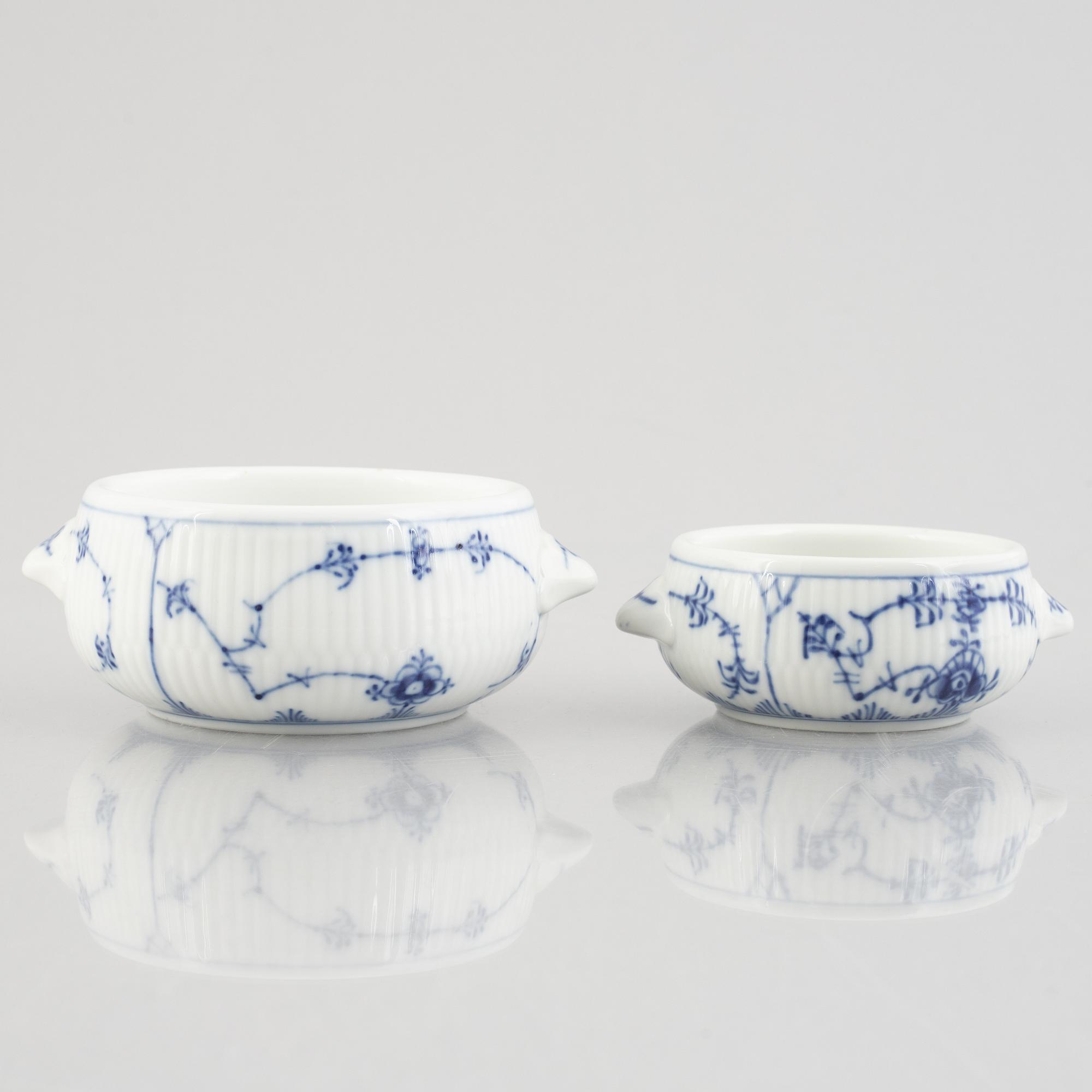 A group of three dishes and two bowls, 'Blue Fluted Plain'/'Musselmalet rifflet', Royal Copenhagen, 1898-1923 and later.