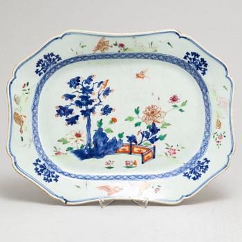 A famille rose and blue and white serving dish, Qing dynasty, Qianlong (1736-95).