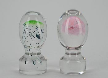 KONSTGLAS / BREVPRESS, 2 st, glas, signerade Nanny Still, Riihimäen Lasi.