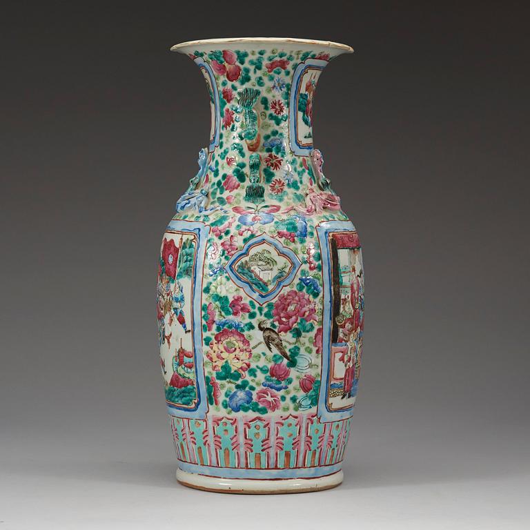 A famille rose vase, Qing dynasty, late 19th century.