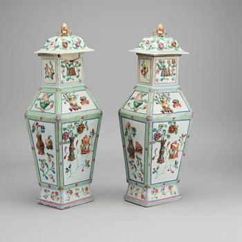 A PAIR OF CHINESE PORCELAIN VASES CA 1900.