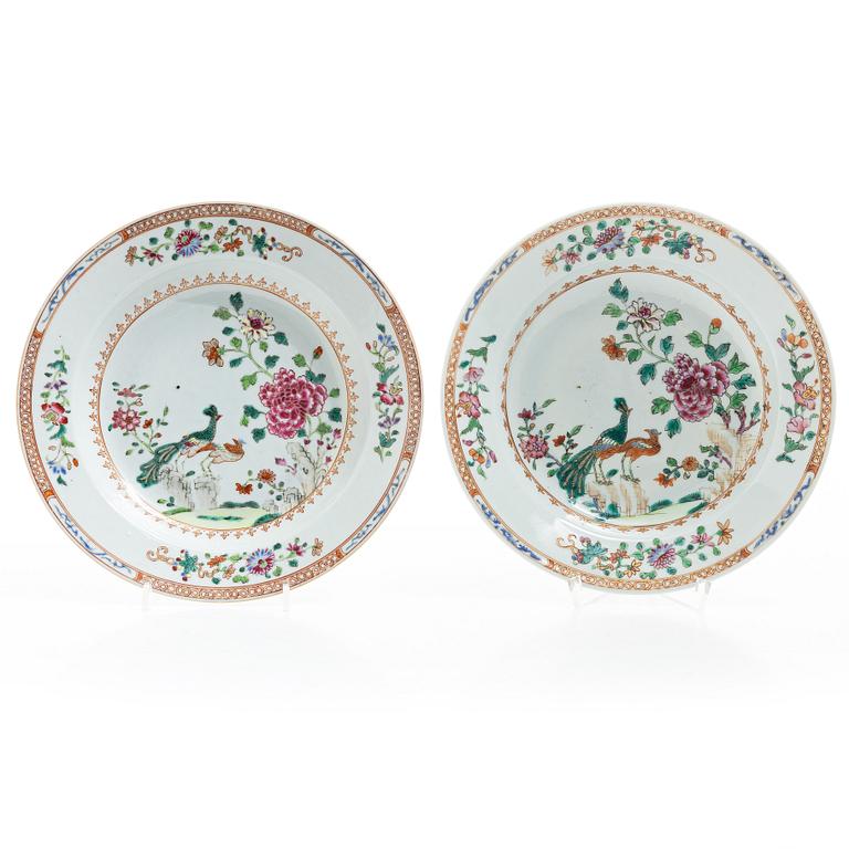 Tallrikar och fat, 5 st, exportporslin, "Double Peacock", Kina, Qianlong (1736-95).