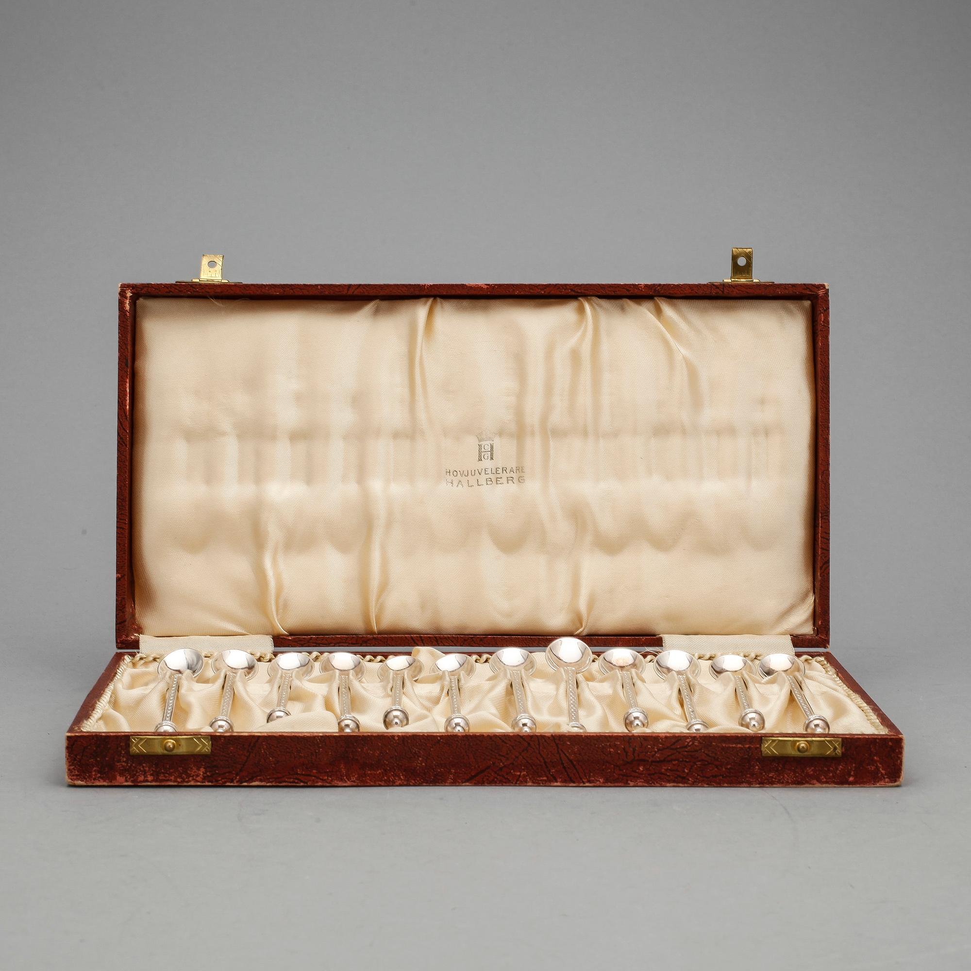 PARTI SILVER, 16 delar, bland annat Gewe Silvervarufabriken, Malmö, 1900-talets första hälft. Vikt ca 320 gram.