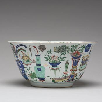 A famille verte punch bowl, Qing dynasty, Kangxi (1662-1722).