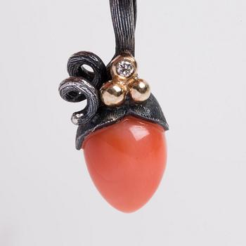 HÄNGE SAMT KEDJA, "Lotus Pendant", Ole Lynggaard, med briljantslipad diamant samt korall.