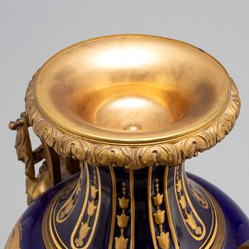 PRAKTURNA, porslin, brons, Sevresliknande märke, 1900-talets första hälft.