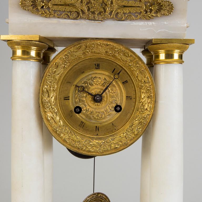 AN ALABASTER AND GILT BRASS TABLE CLOCK, mid 19th century.