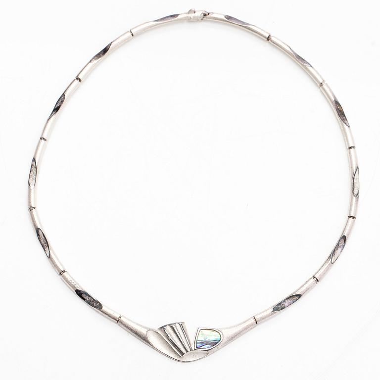 Zoltan Popovits, collier, "Nautilus", silver, pärlemor, Lapponia 2010.